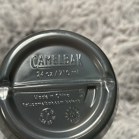 Camelbak Peloton Squeeze Black & Gray 24oz Squeeze Water Bottle - Picture 4 of 6